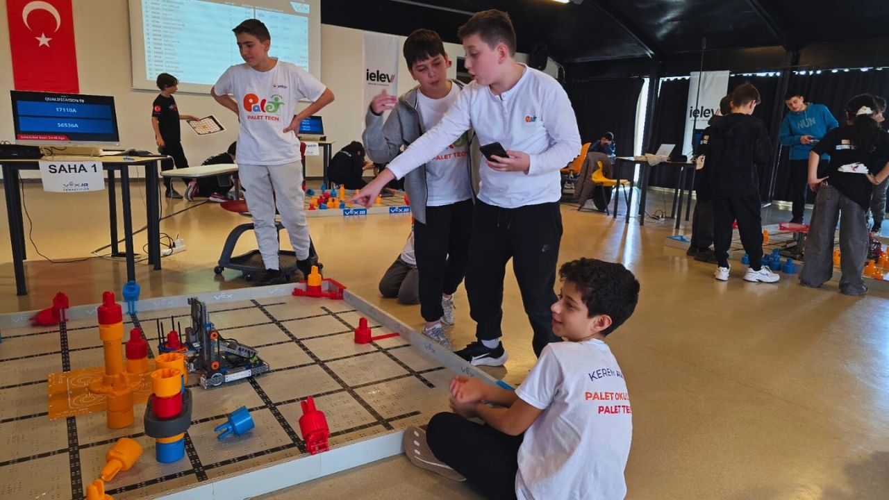 VEX Robotics Turnuvasında Büyük Başarı